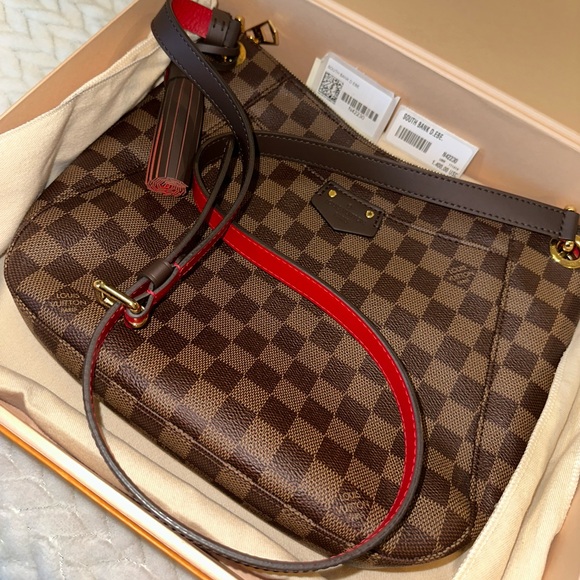 Authentic discontinued Louis Vuitton South Bank Besace - Picture 1 of 8